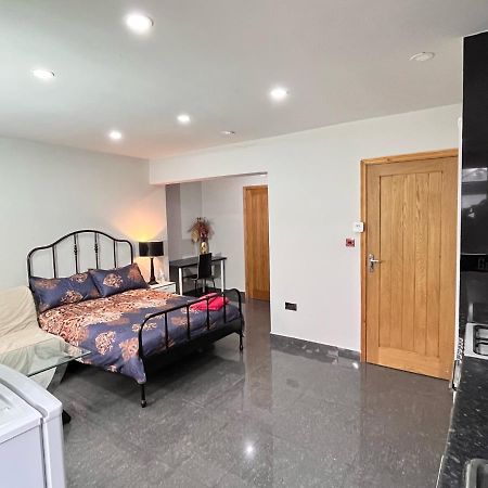 Full Studio Near Heathrow Airport & London Hayes  Exterior foto